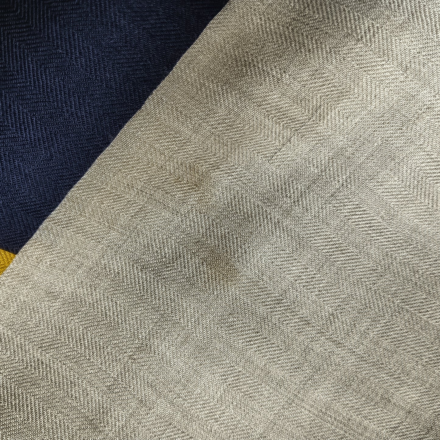 HERMES STALL CASHMERE AND SILK RANK(B) STAIN